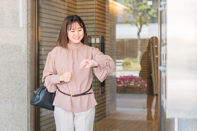 初デートの時間を確認する女性のイメージ