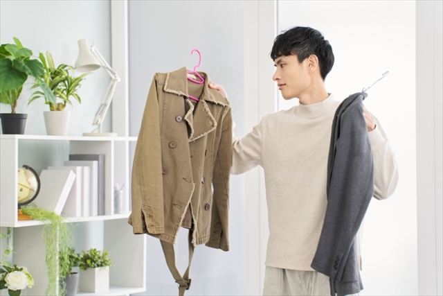 初デートの服装をどうするか悩む男性のイメージ