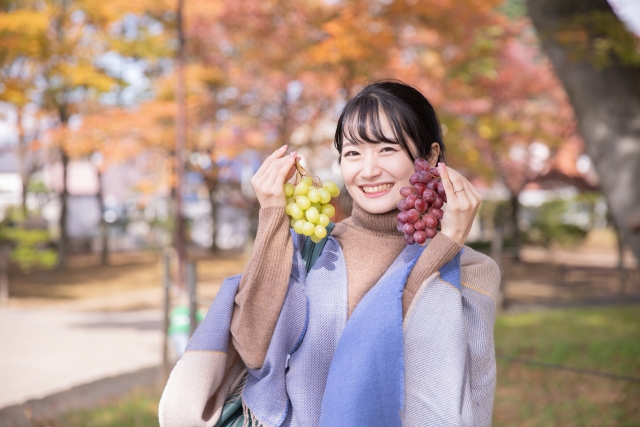 果物狩りデートで暖かい服を着る女性