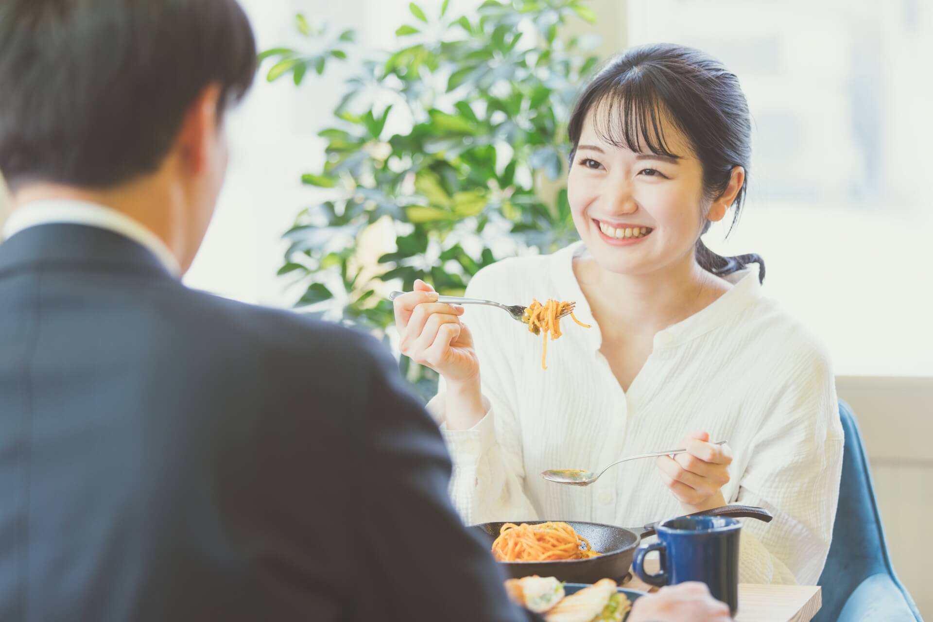 ランチデートを楽しむ男女